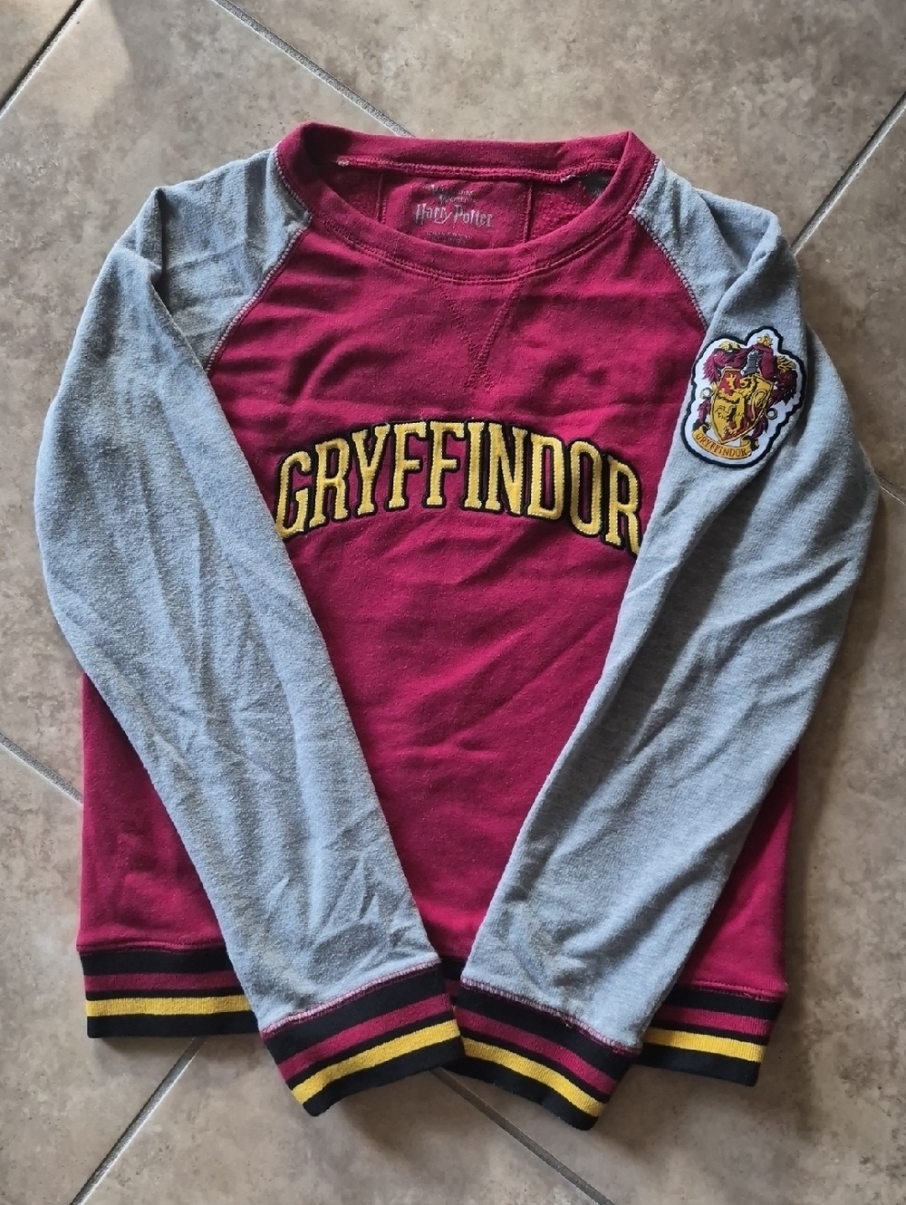 HARRY POTTER Warner Bros. Gryffindor Raglan Sweatshirt -